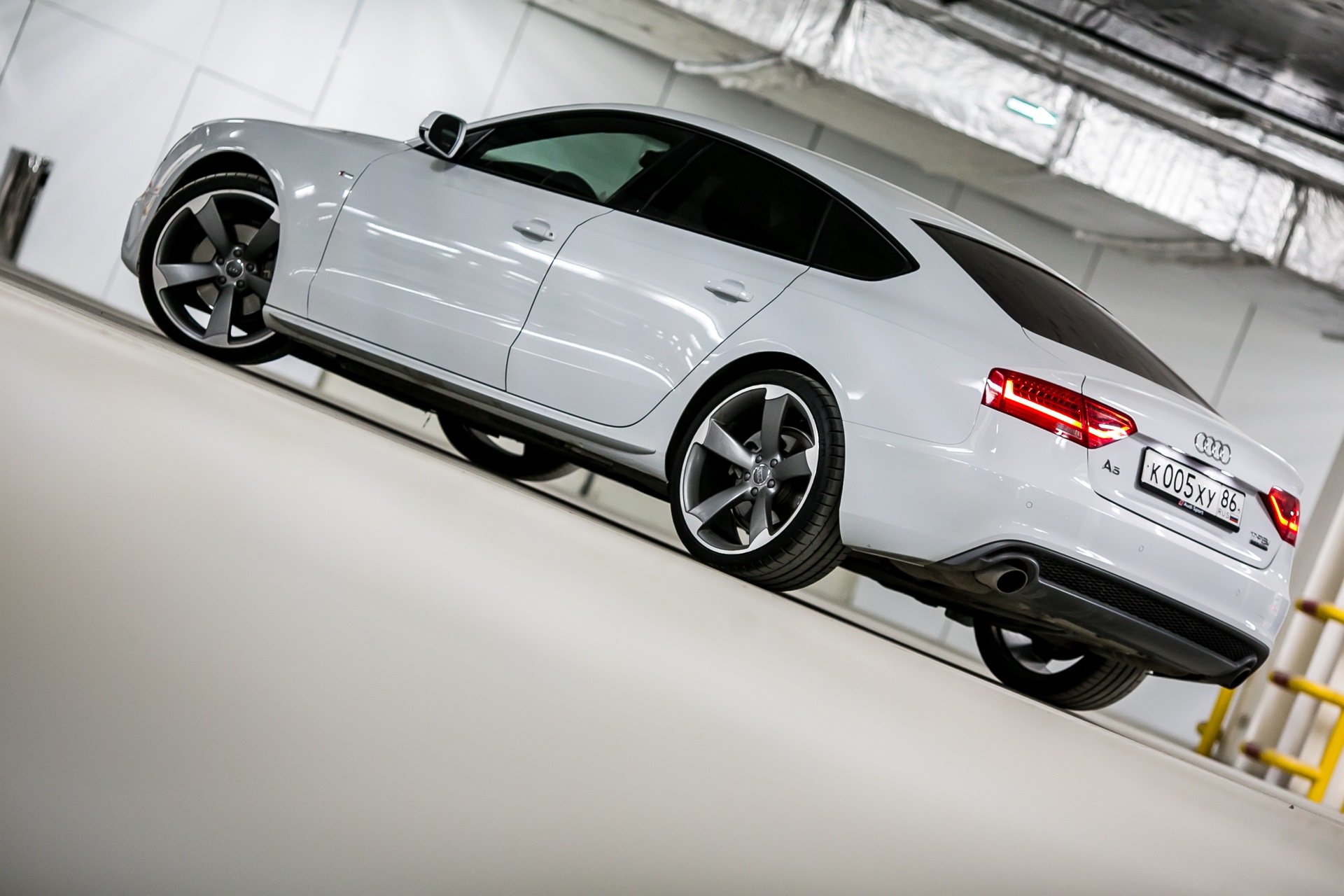 Белая Audi a7 r20