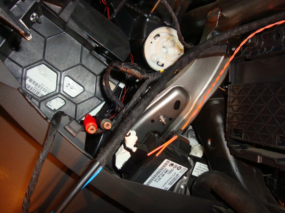 — снимаем бардачок — подсоединяем к РНС — подсоединяем к кан-шине — Volkswagen Passat B6. Запчасти на фото: 5M0907357C