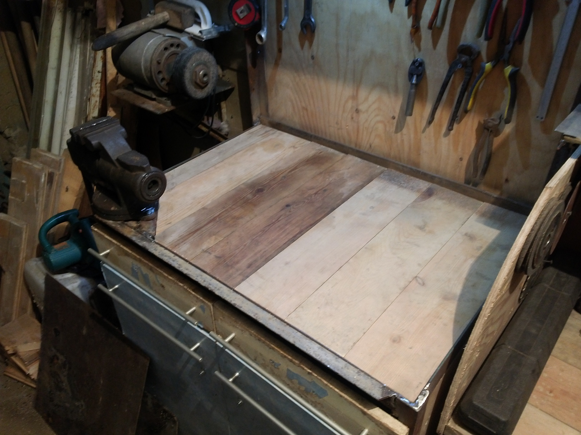 На верстаке лежит дубовая доска она. Верстак столярный workbench. Верстак столярный вст-3. Молоток на верстаке. Верстак столярный вст-02н.
