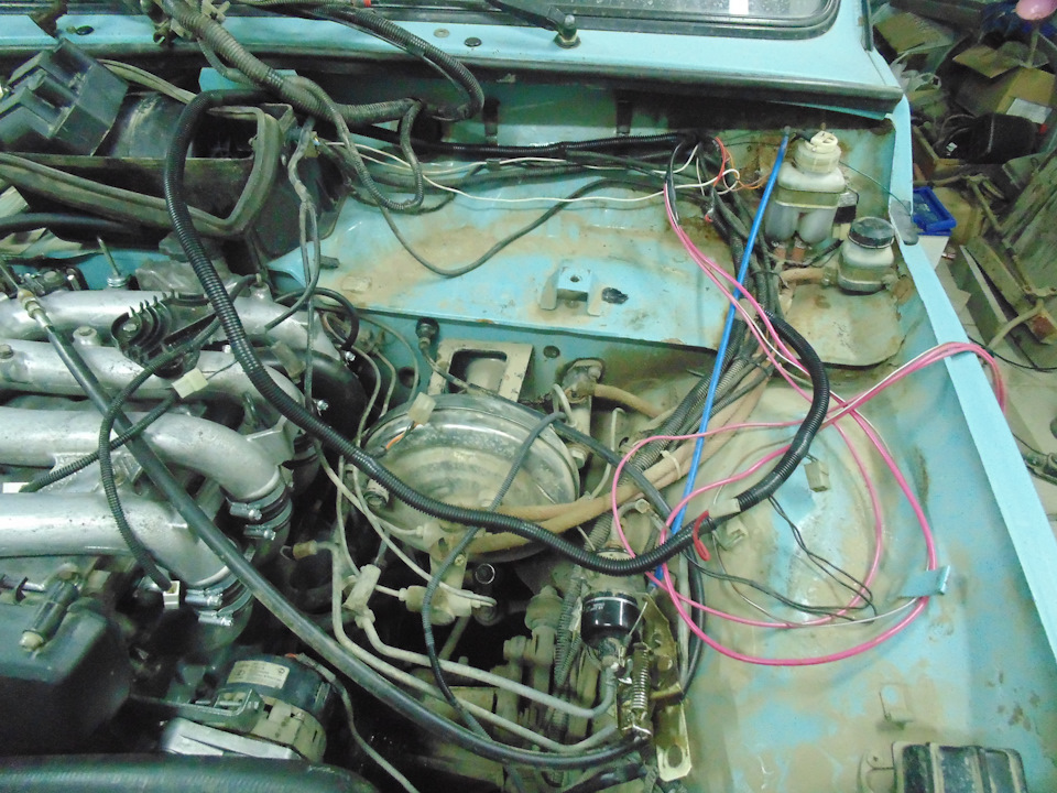 Прокладка жгута к генератору. Из правой стороны проводки извлесены провода генератора к салону, от батареи к генератору проведён кабель КГ25. — Lada 4x4 3D