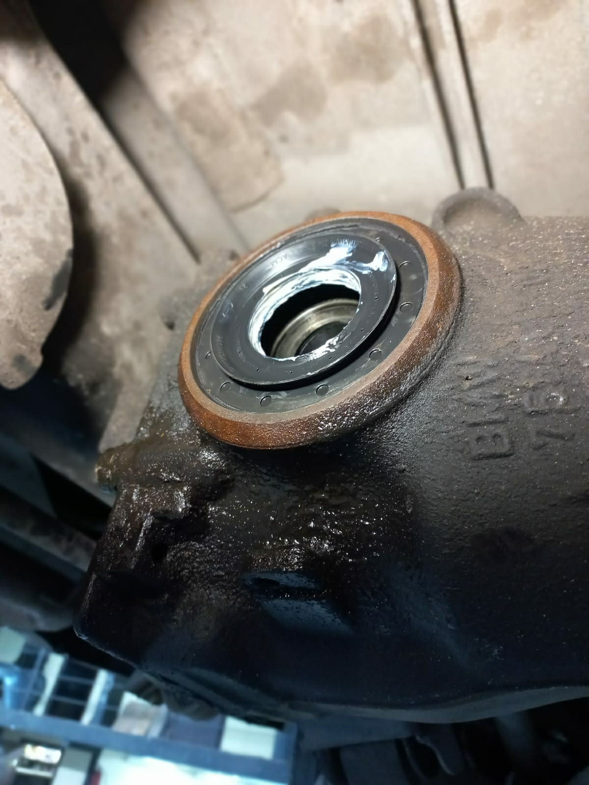 Замена сальника редуктора бмв. Замена сальника редуктора переднего bmw e84. Сальник редуктора пежо 4007. Замена заднего сальника редуктора бмв е39. Бмв 740 замена сальник редуктора.