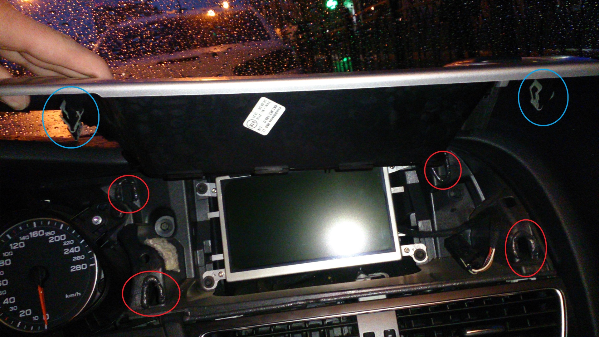 Постоянно загорается экран. Погас экран на магнитоле. Клипса для выдвижения экрана монитора Ауди а6 2013. Тускло горит дисплей Audi a4 b6. Горит весь дисплей магнитолы.
