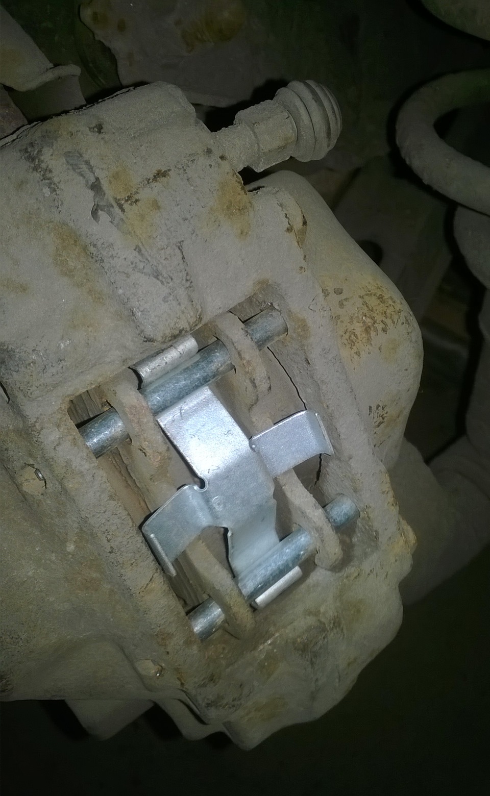 Замена крепёжных пластин на тормозных колодках — Opel Vectra B, 2 л ...