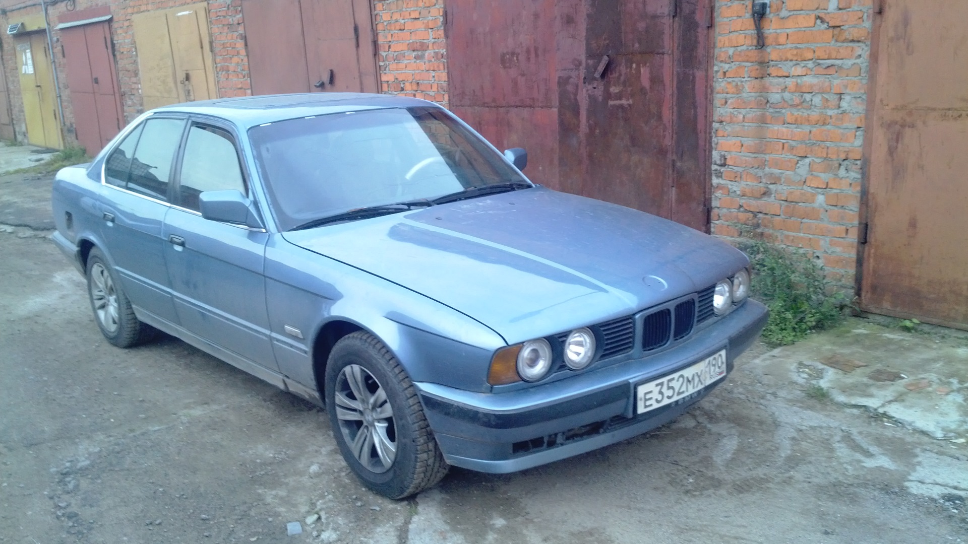 BMW 5 series (E34) 3.0 бензиновый 1988 | небесно голубой. 3 л. на DRIVE2