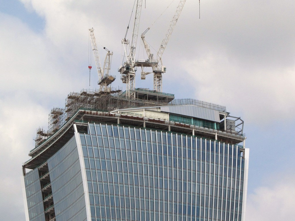 Walkie talkie здание. Попали на машине в небоскреб. Небоскреб walkie talkie на крыше. Дом который плавит машины. Дубай небоскребы снизу.