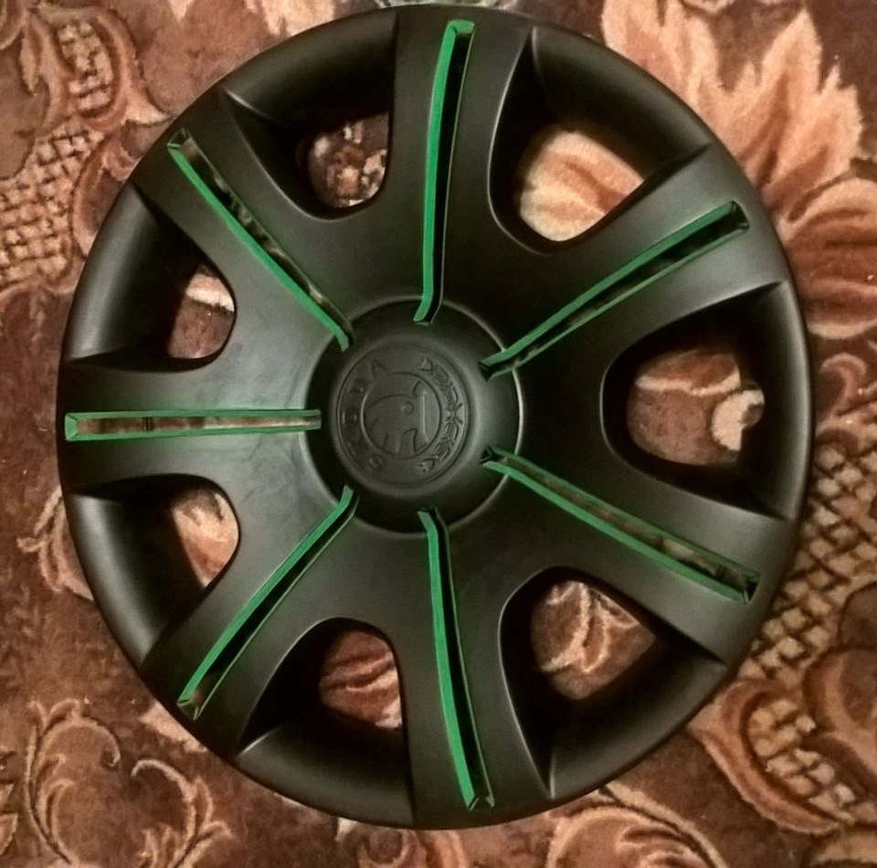 Е колпаков. Покрасил колпаки. Зеленые колпаки на колеса. Покраска колесных Колпаков. Покрасить колпаки на колеса.