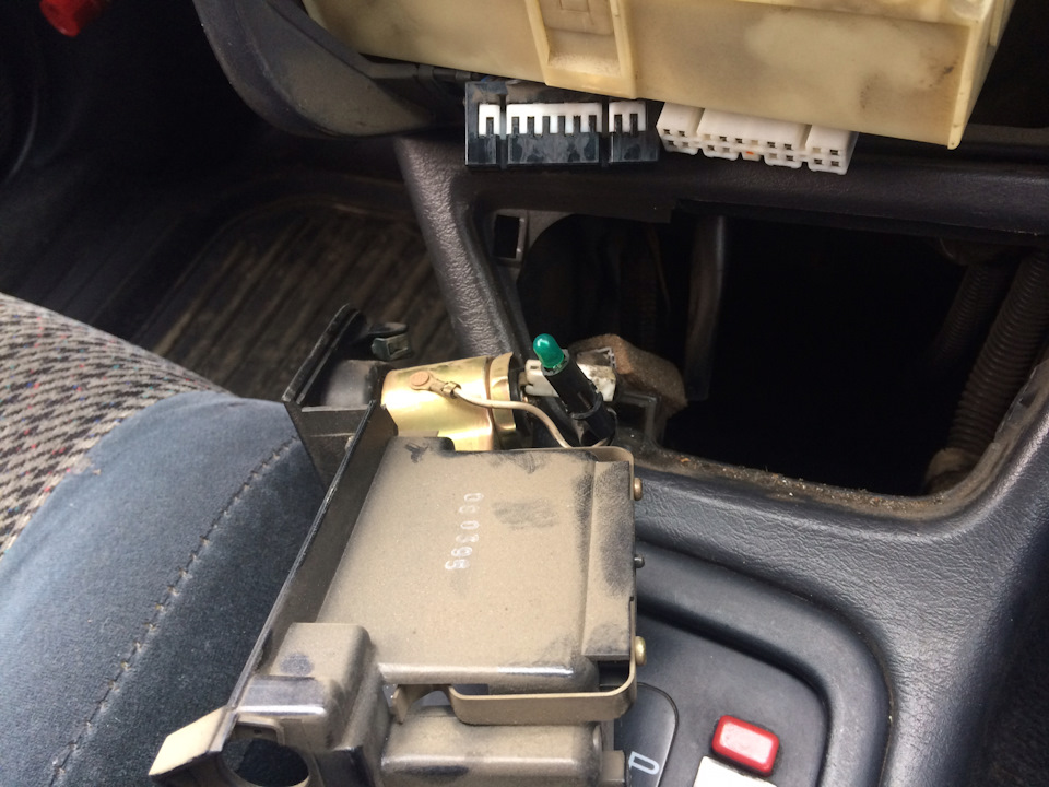 Освещение розетки прикуривателя - Toyota Mark II Qualis, 2.5 л., 1999 года на DR