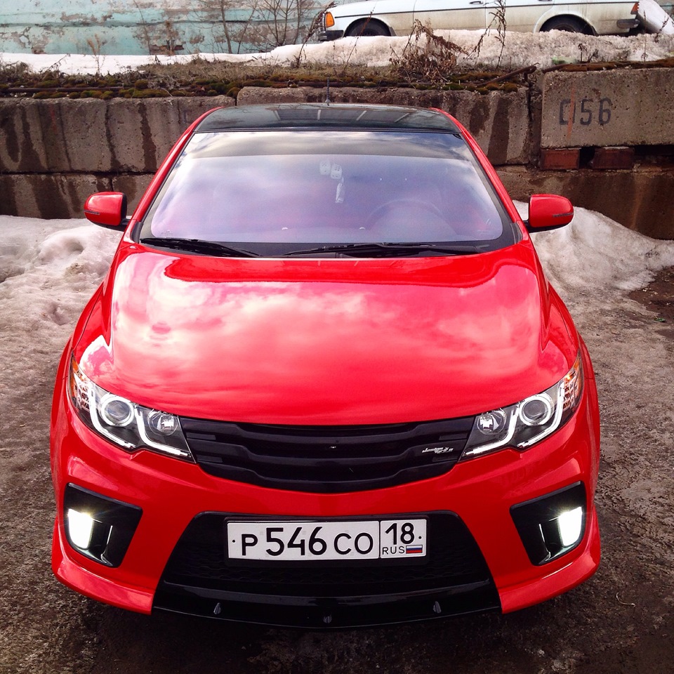 Kia Cerato Koup белая в наклейках