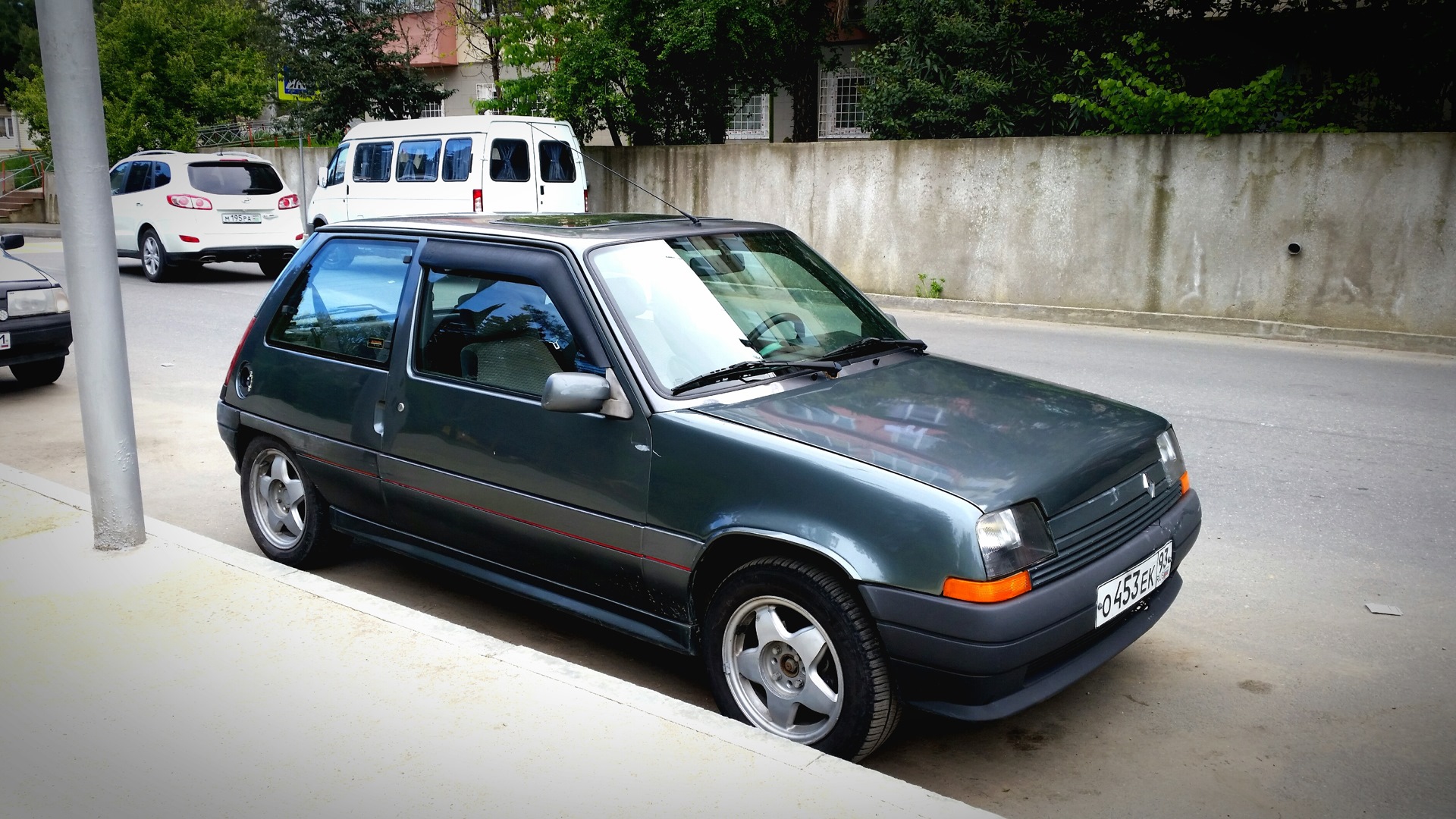 Рено 5 букв. Рено 5 Лайт. Рено 5 поколения. Renault 5 1.7 GTX. Renault 5 1984.