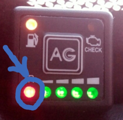 На пульте горит красная кнопка. Указатель уровня газа ГБО 4. Индикатор ГБО 4 поколения. Переключатель ГБО 4 поколения Альфа индикаторы. Индикатор ГБО 3 поколения.