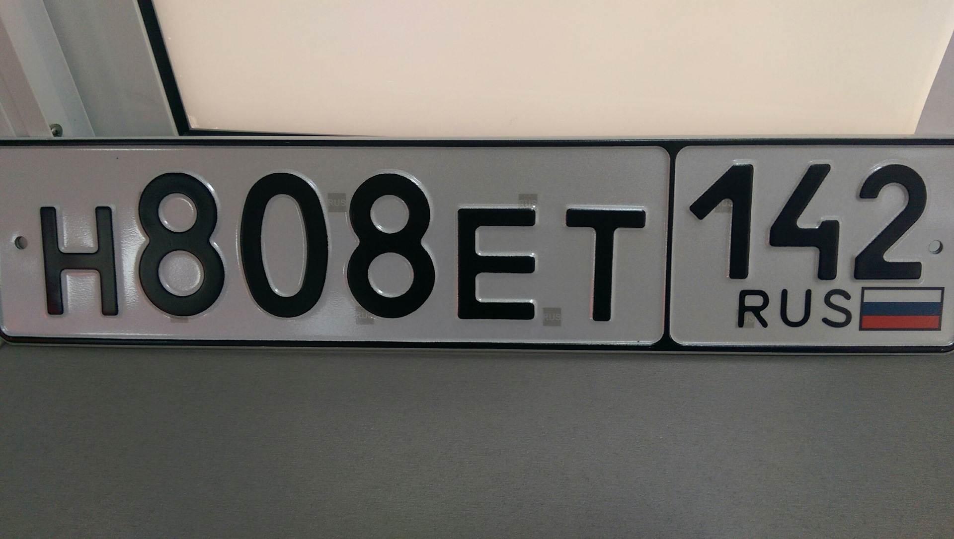 российские номера машин. машина с калужскими номерами. сделать номер 800. жирный шрифт на номерах авто. квадратный гос номер.