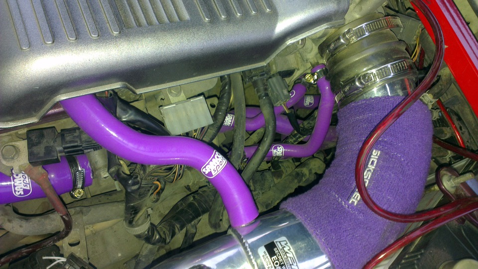 Топливный шланг subaru. Силиконовые шланги под капотом. Силиконовые шланги под капотом ваз 2110. Комплект силиконовых патрубков волга 31105 змз 406. Трубка подачи топлива audi a4 c4.