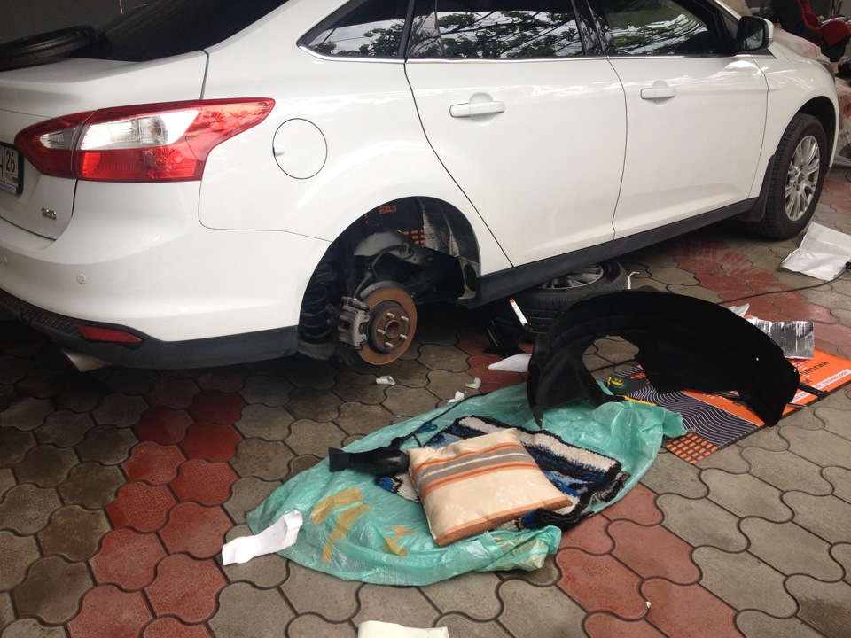 Шумоизоляция задних колесных арок — Ford Focus III Sedan, 2 л, 2012 ...