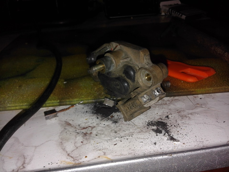 Замена щеток генератора — Renault Megane Scenic, 1,6 л, 1998 года ...