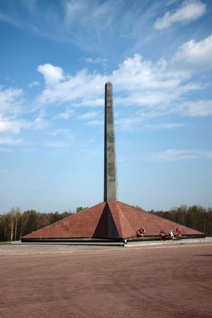 Стела 5 букв. Столбовидный памятник Обелиск. Мемориальная Вертикаль. Стелла столб. Стела гранитная столб.