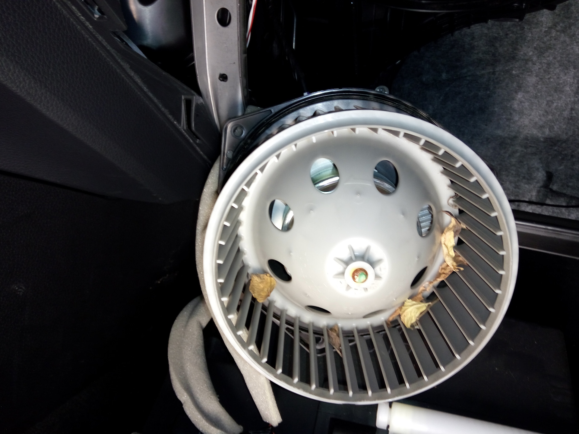 Запах в салоне после выключения кондиционера - Nissan Primera (P12), 1,8 л, 2007