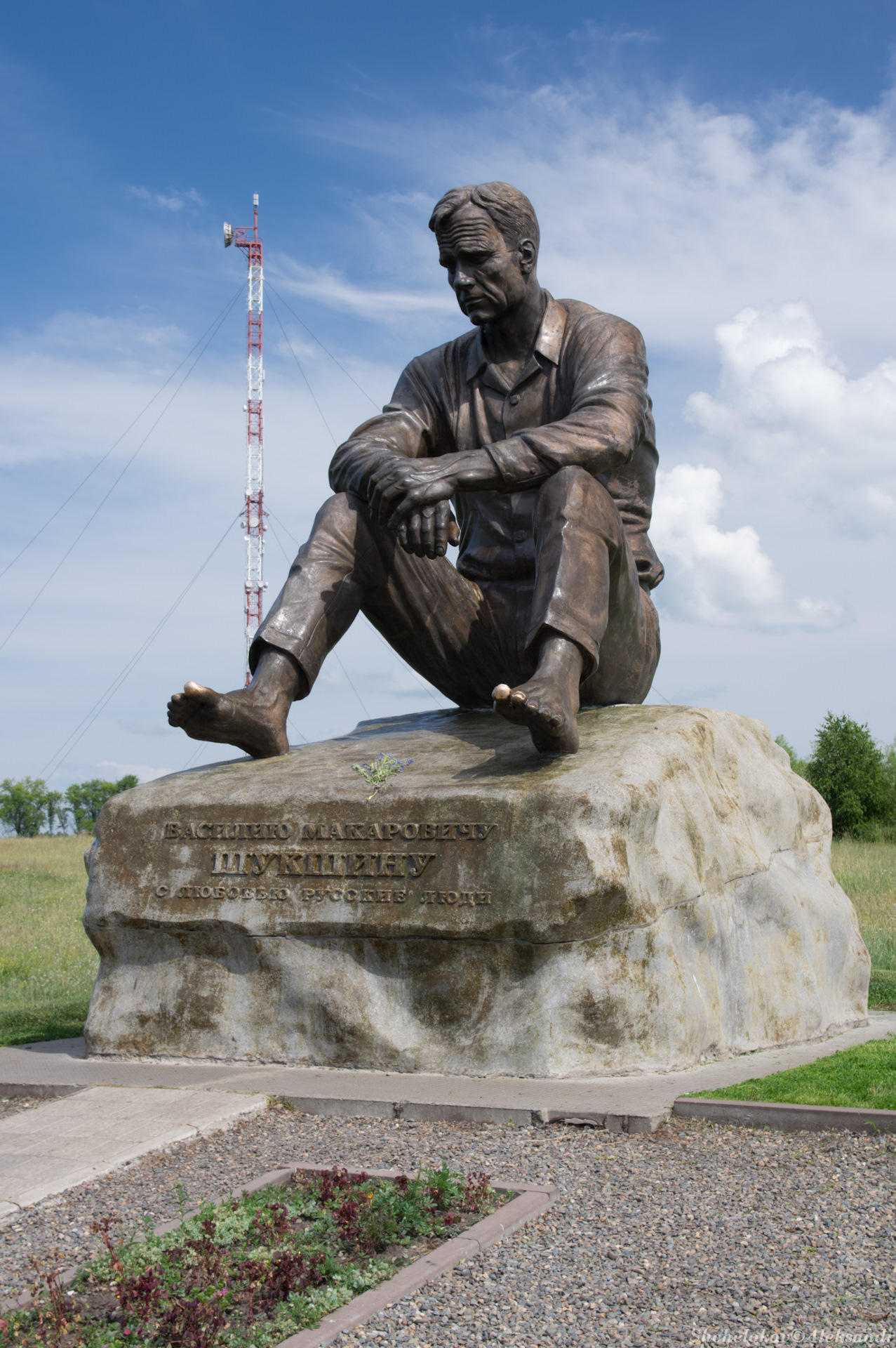 Сростки Алтайский памятник Шукшину. Памятник Шукшина в Сростках. Памятник Василию Шукшину в Сростках. Памятник Василию Шукшину в Алтайском крае.