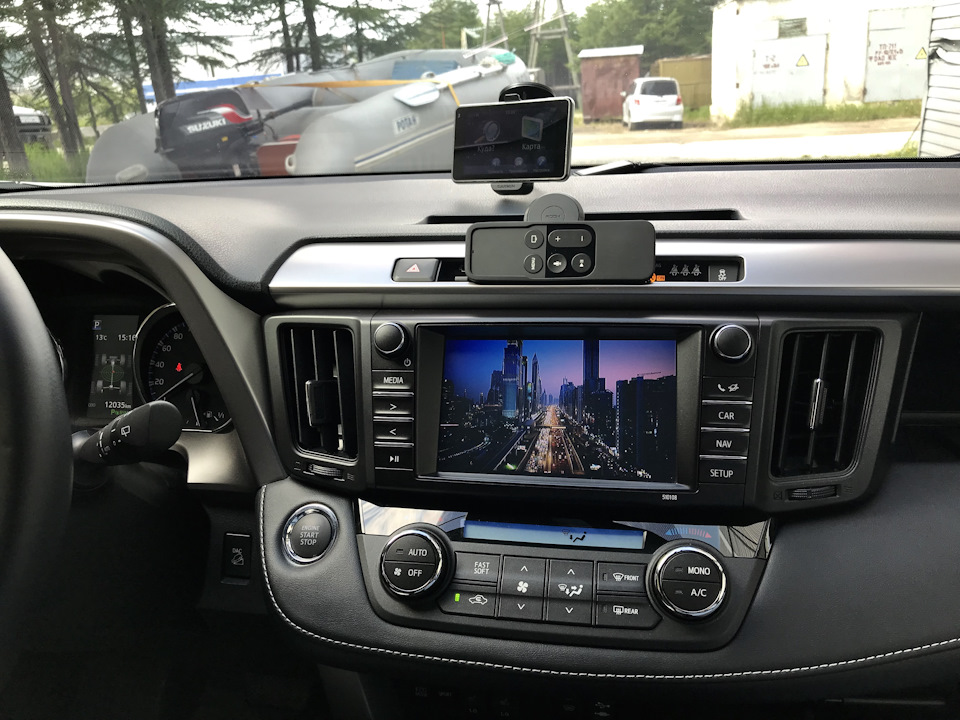 Одна из прекрасных видео заставок от Apple. Активируется двойным нажатием кнопки меню на пульте! Музыка во время заставки также продолжает воспроизводиться, треки можно менять с помощью пульта. Очень удобно и красиво! — Toyota RAV4 (IV)