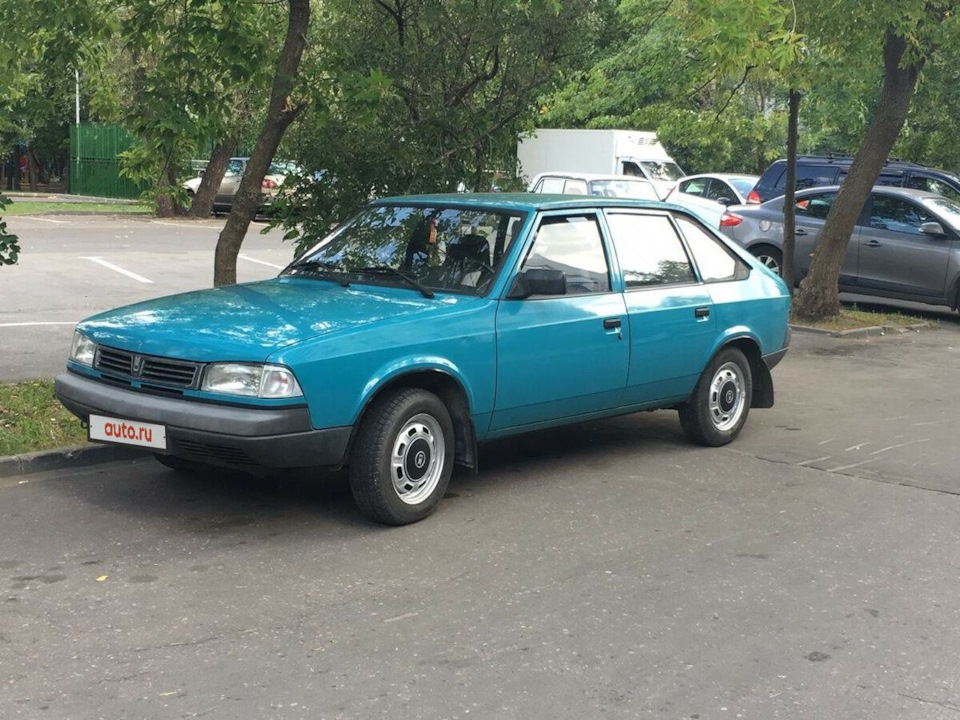 Ранний Святогор в цвете Пицунда 1997-1999 годов, Еще лобовое стекло под резинку и есть треугольник заднего крыла за форточкой — Москвич 2141