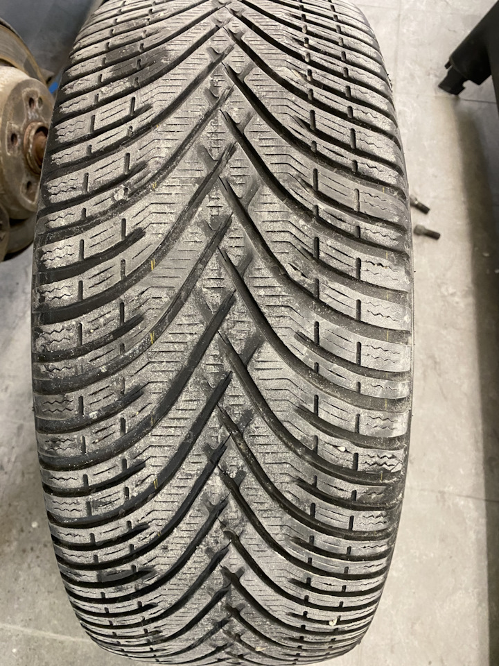 Шины зимние нешипованные BFGoodrich 245/45 R18, литые диски 18 5x112. Б ...