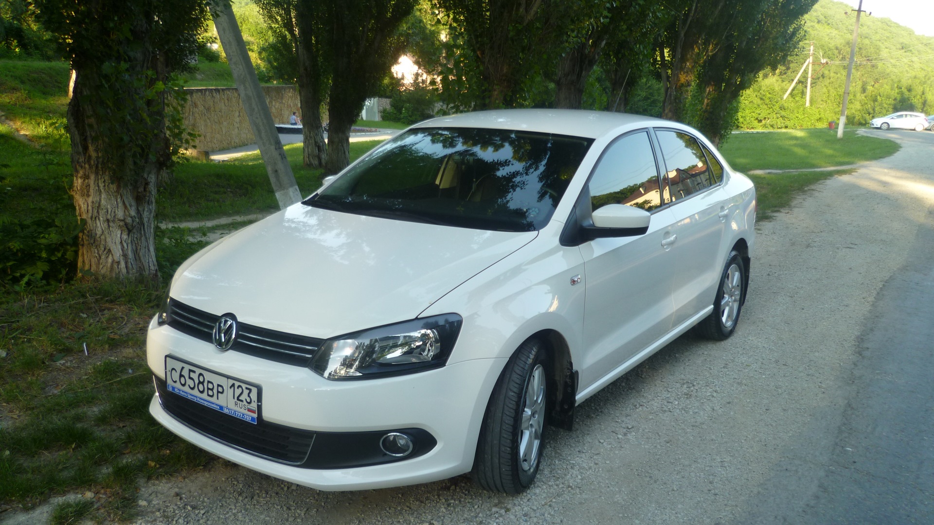 Поло седан 1.6 105 л с. Volkswagen Polo sedan 2011 Highline. Volkswagen Polo 5 sedan Highline 1.6 xw8zzz61zbq020573. Фольксваген поло 102 регион. Фольксваген поло 2012 серебристый хайлайн.