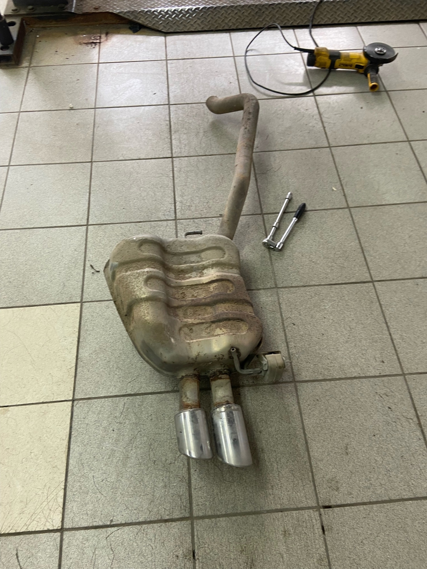 Выхлоп на две стороны — Skoda Octavia A7 Mk3, 1,8 л, 2016 года | тюнинг ...