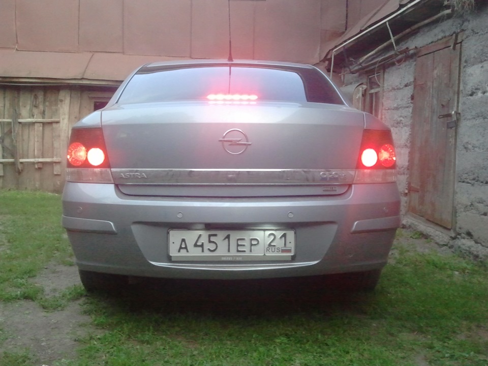 габариты+тормоз (а когда то был на этом месте задний ход) — Opel Astra H