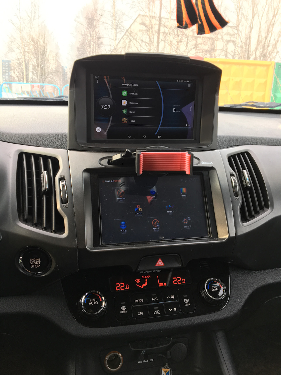 Планшет авто — KIA Sportage (3G), 2 л, 2012 года | аксессуары | DRIVE2