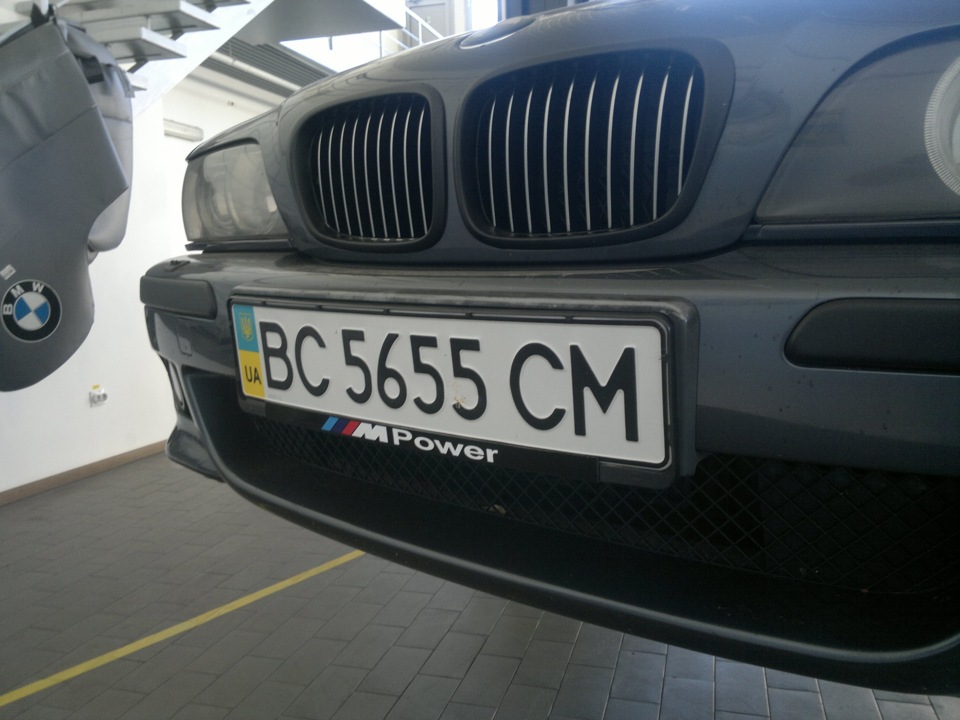 Перед номером. BMW e39 номерная рамка. Номерная рамка бмве39 м. Номерная рамка БМВ е39 м5. Номерные рамки на БМВ х5 е53.