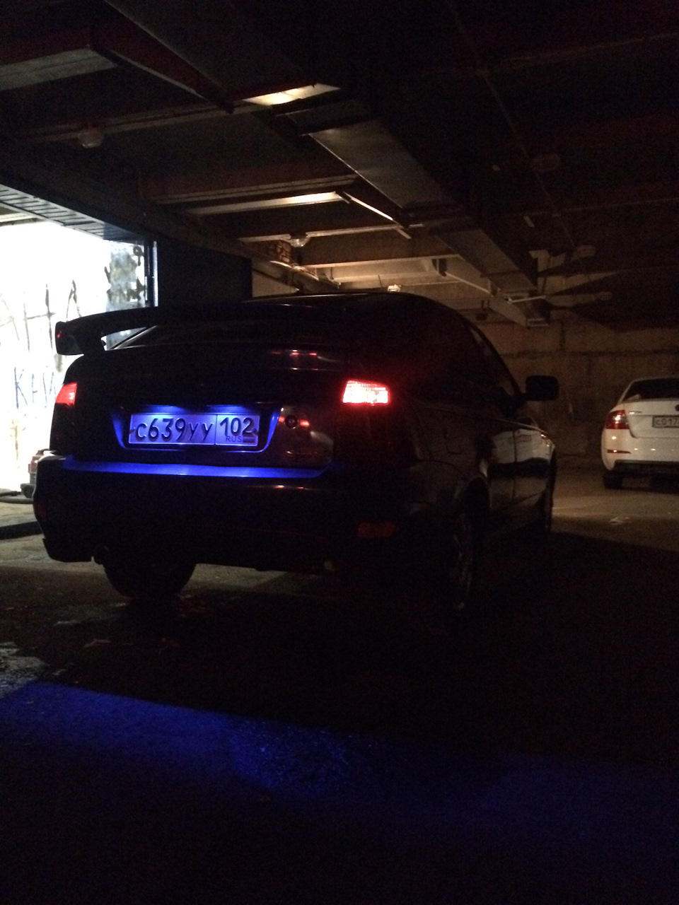 Замена лампочек подсветки номера — Lada Приора Купе, 1,6 л, 2013 года ...