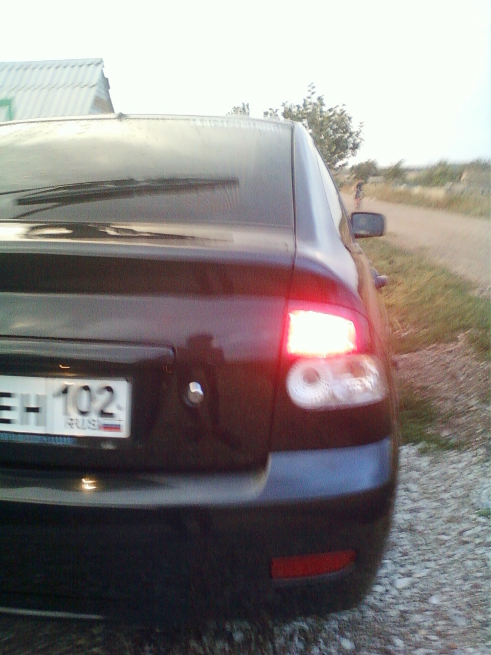 как светят крашенные задние фонари — Lada Приора хэтчбек, 1,6 л, 2008 ...