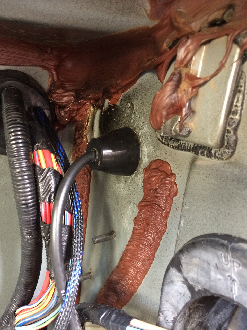 еще вода немного сочилась через уплотнение антенного кабеля, его я вынул наружу, промыл — Jeep Grand Cherokee (ZJ)