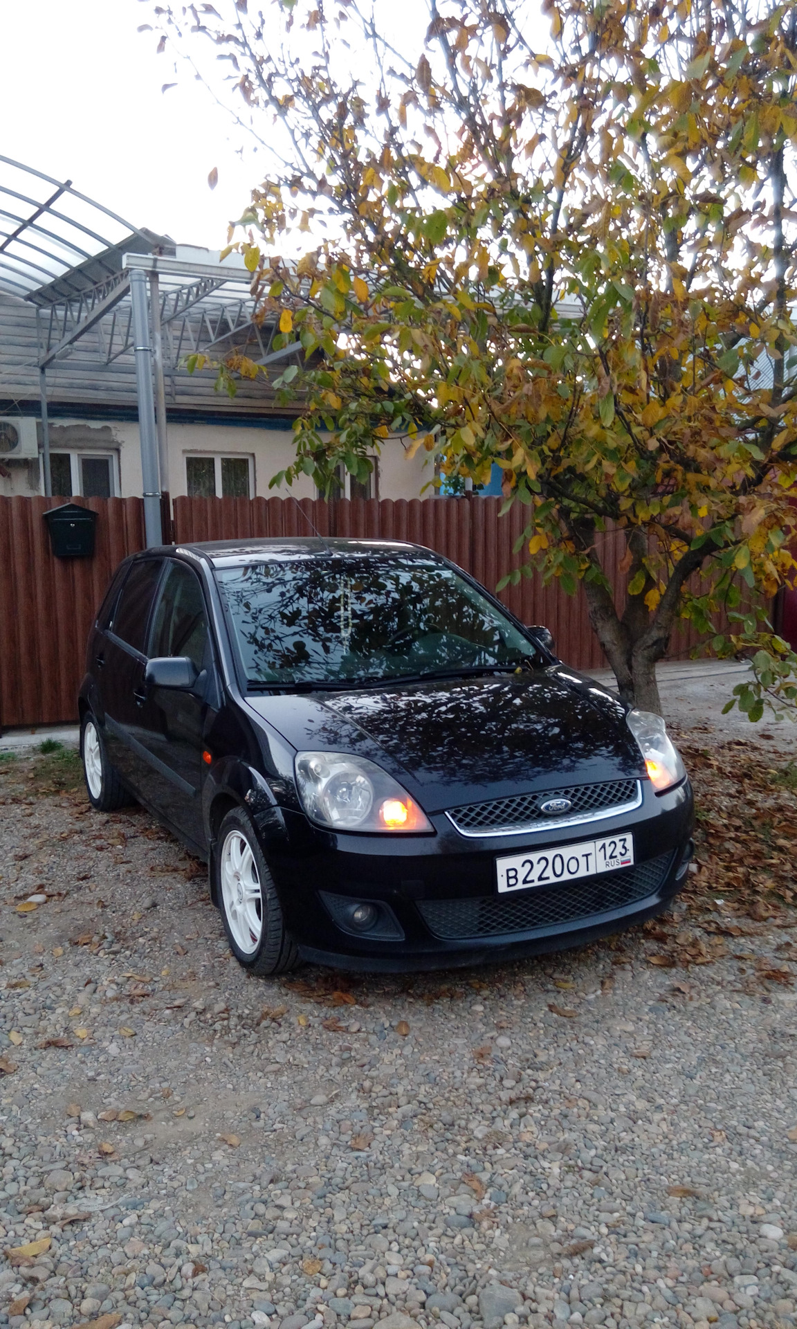 вот и доделали решетку))) — Ford Fiesta (Mk V), 1,8 л, 2007 года ...