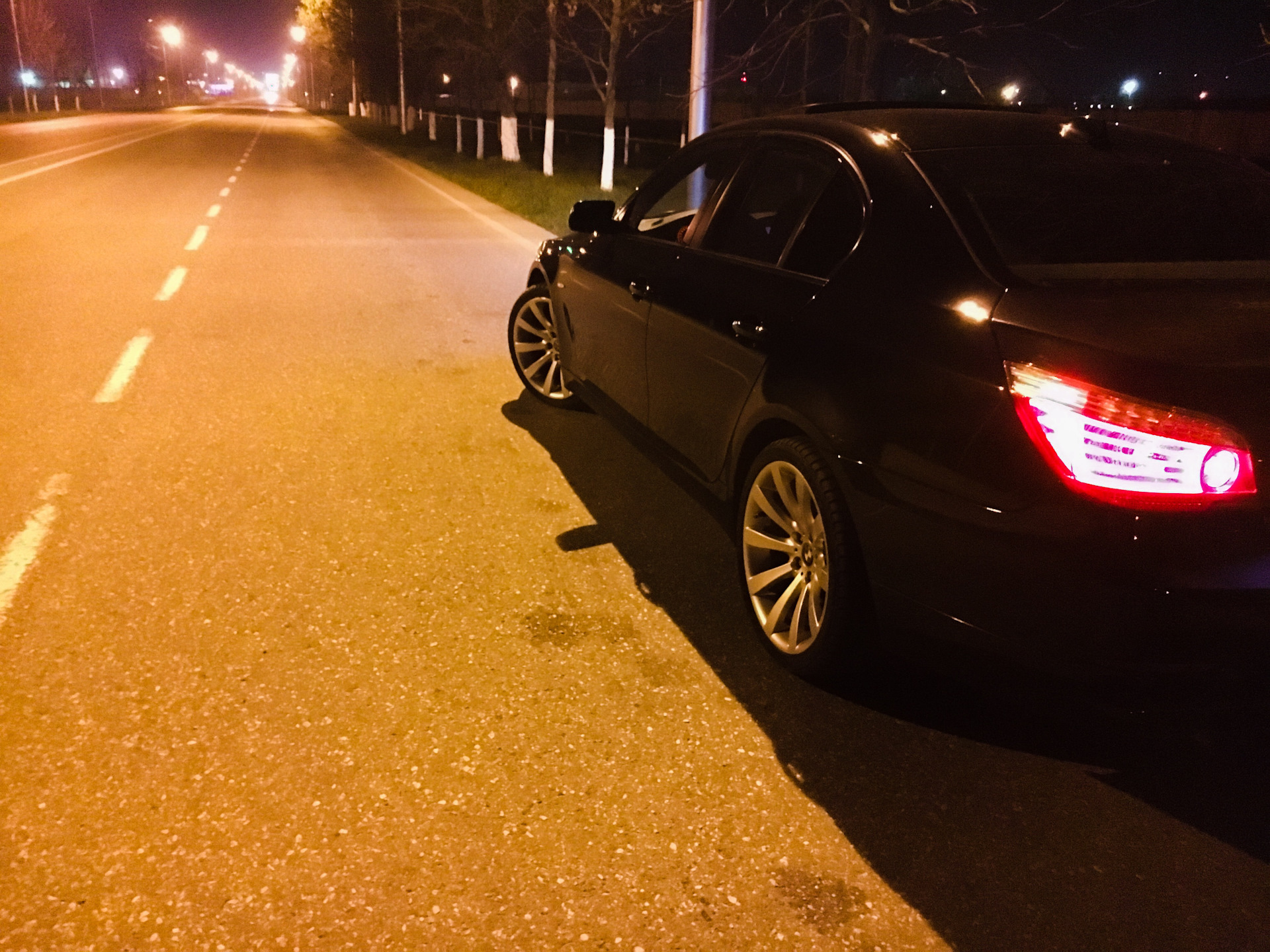 М5 ночью. BMW m5 e60 в темноте. BMW e60 ночью. БМВ м5 е60 черная. BMW е60 в темноте.