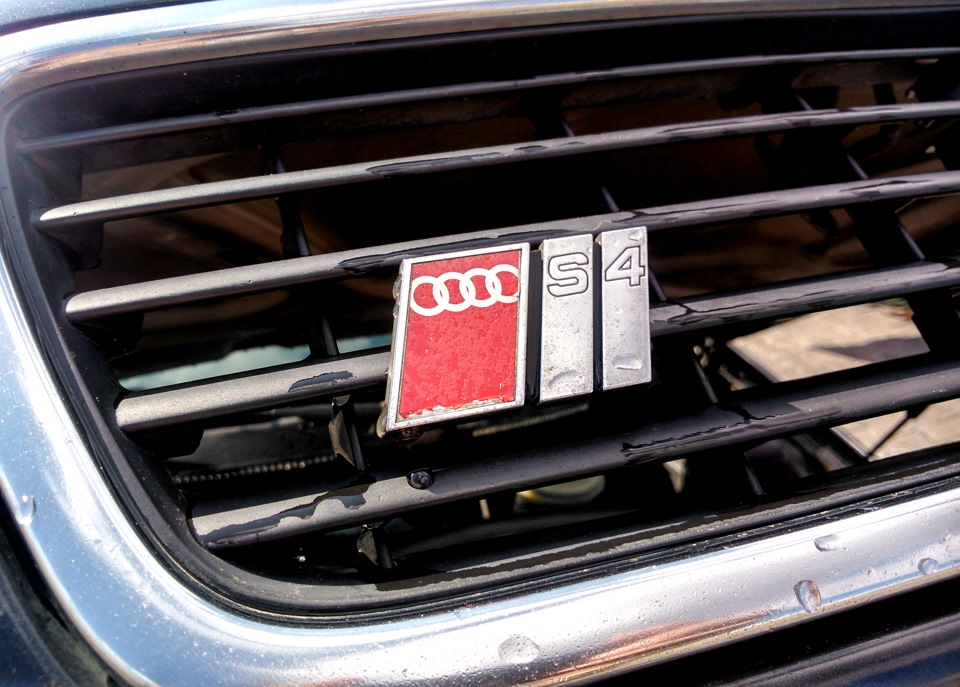 Шильдики s. Шильдик Audi s4 c4. S2 Audi 80 шильдик. Audi a4 s line шильдик. Audi a6 c4 шильдик.