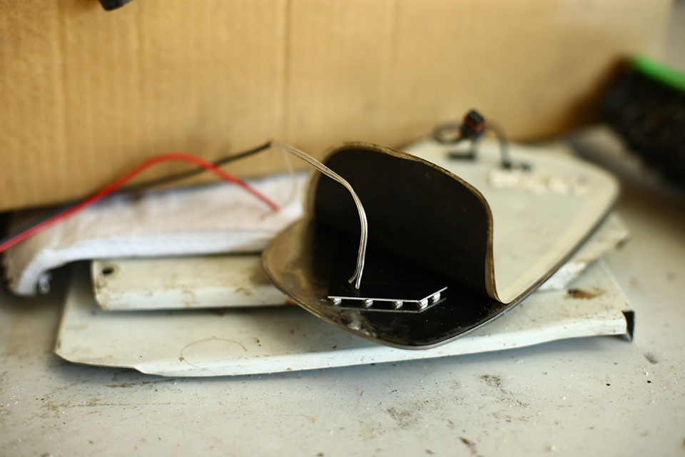 Прикладываем диоды, прислоняем обратно слой с подогревом, проверяем все. Слой может отходить в некоторых местах — это не страшно, т.к. потом он прижмется еще и панелью. — Toyota Allion (T240)