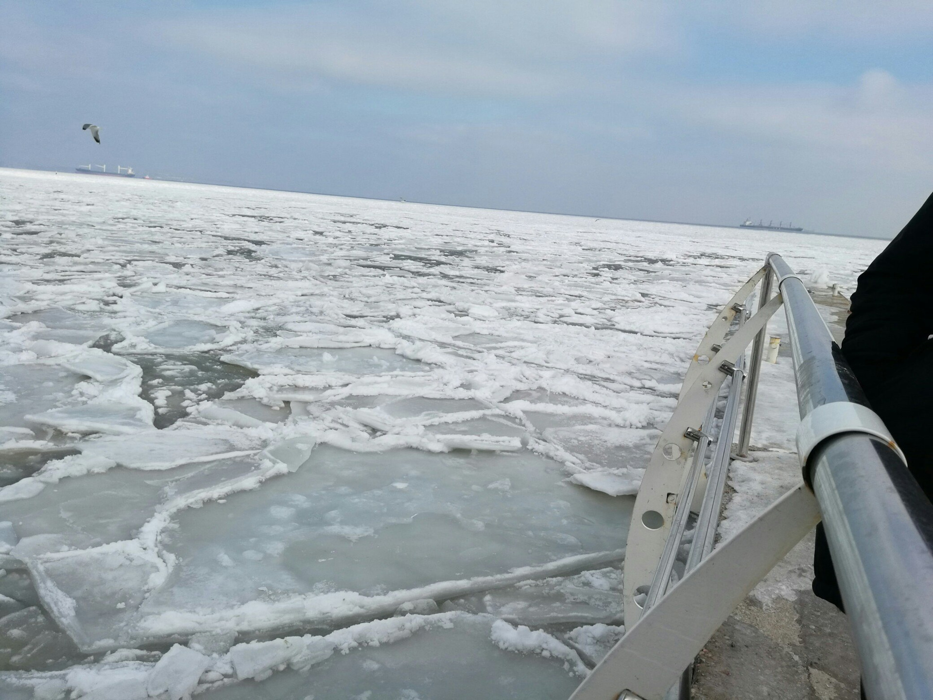 Красноярское море замерзшее. Море замерзает или ?. Камское морем замерзает?. Замерзшее море Усинск.