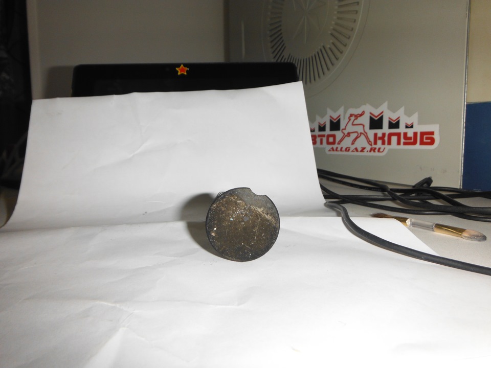Прогоревший выпускной клапан Iго цилиндра — Chevrolet Niva, 1,7 л, 2006 ...