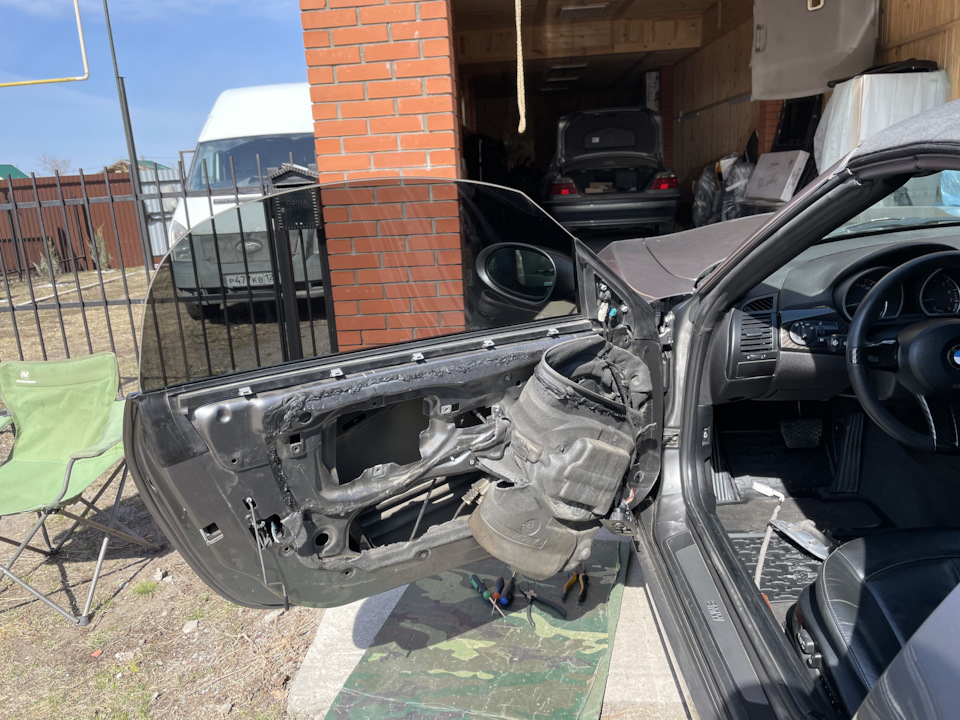 Замена троса привода замка водительской двери — BMW Z4 (E85), 3 л, 2003 ...