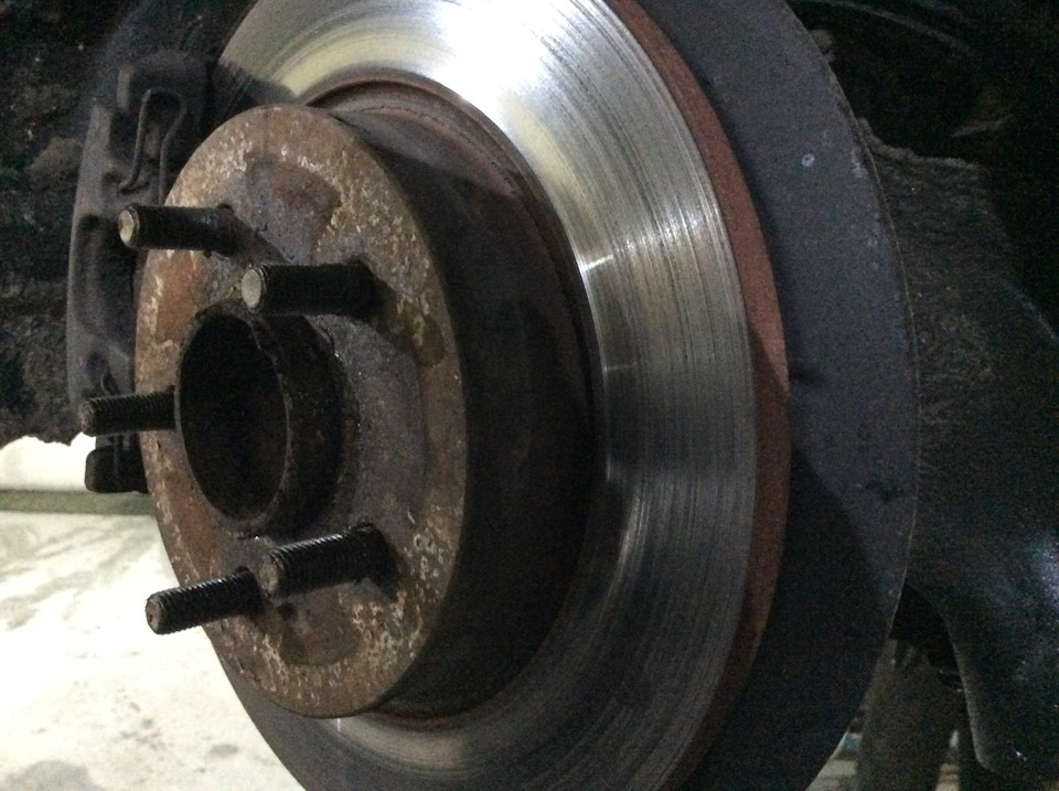 Колодки сгорели, диск сменил окраску ! — Ford Focus Hatchback III