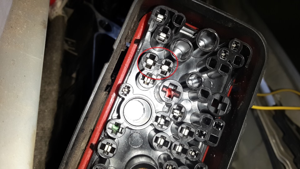 готовый вид разъем XE1 с установленными клеммами — Opel Astra H