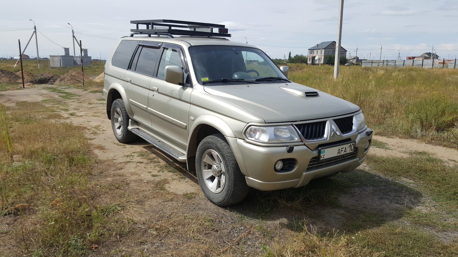 Багажник pajero sport 1. Паджеро спорт 1 экспедиционник. Mitsubishi Pajero Sport 1997. Багажник Митсубиси Паджеро спорт 1. Mitsubishi Pajero экспедиционник.