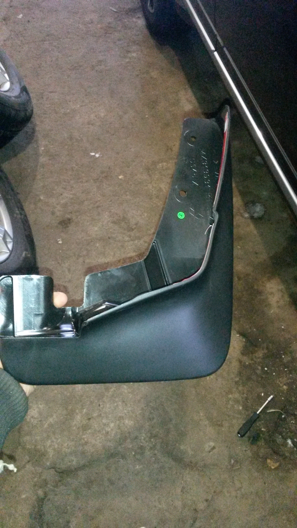 раскололся брызговик — Mitsubishi Outlander XL, 2,4 л., 2007 года ...