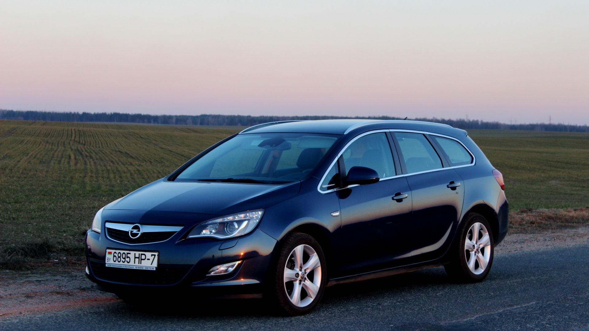 Опель универсал 2011. Opel Astra j 2011. Opel Astra 2012.