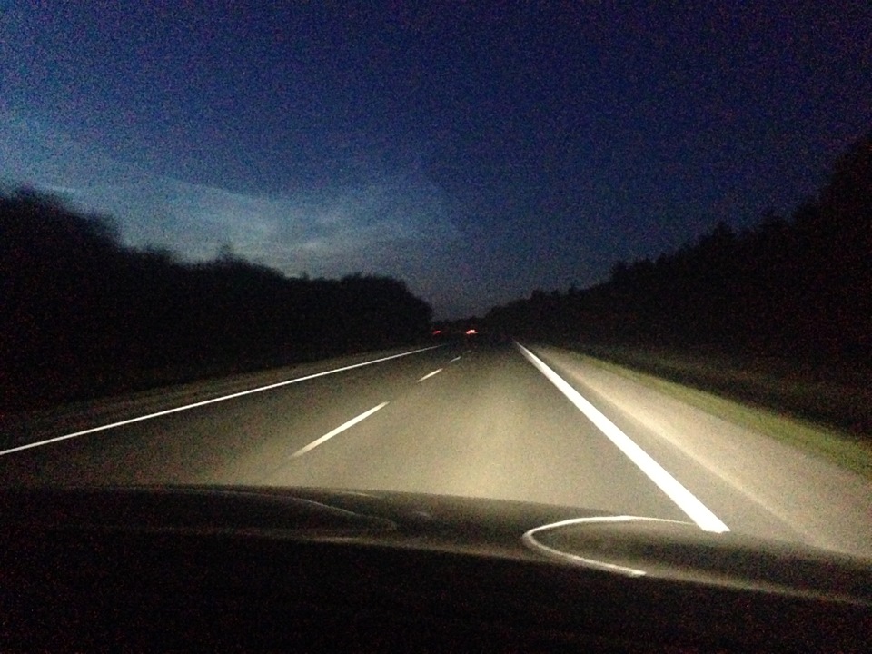 Автомобиль ночью на дороге. Дорога ночью. Машина ночью на дороге. Трасса ночью. Дорога ночью из машины.