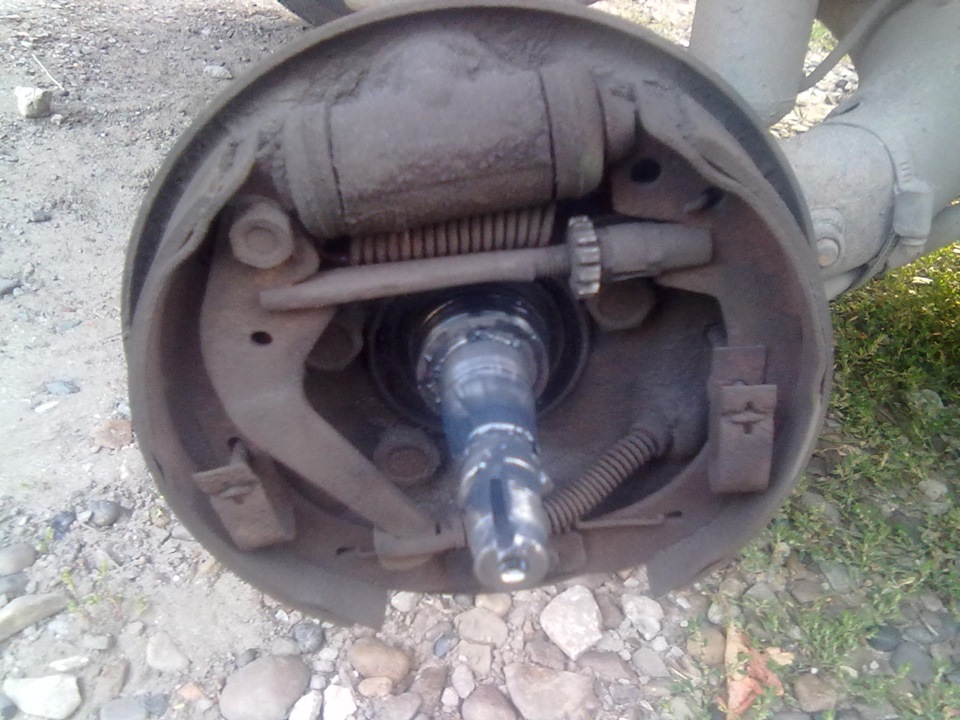 Пыльник гранаты и задние колодки — Lada 11113 Ока, 1,1 л, 2004 года ...