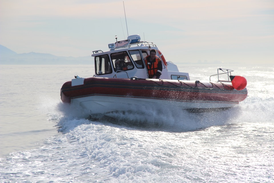 Скоростной катер ялта. Velvette 23 active sedan. Rescue boat. Катер мчс. Катер штиль владивосток.