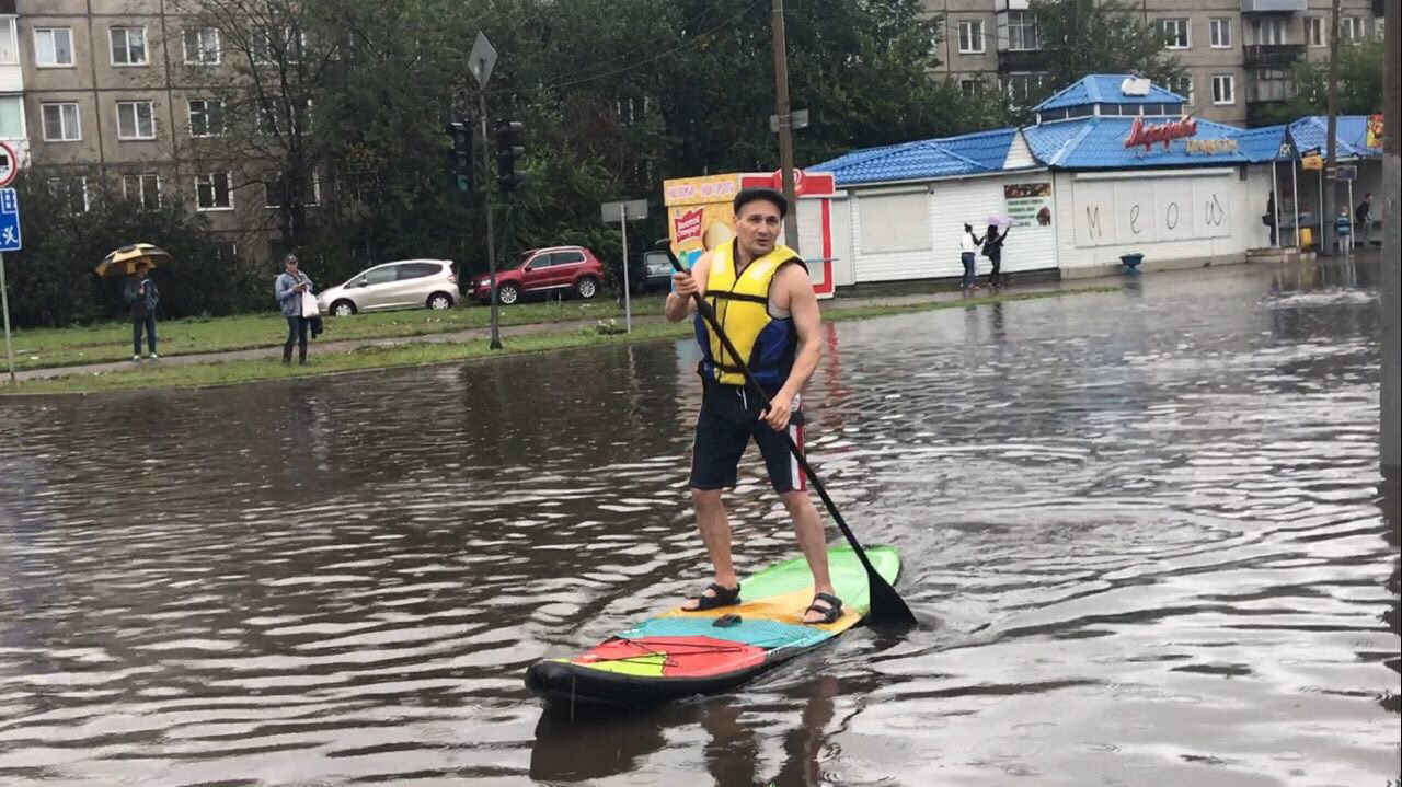 Человек плывет на лодке. Лодка юмор. Потоп прикол. Наводнение прикол. Вид поплыл.