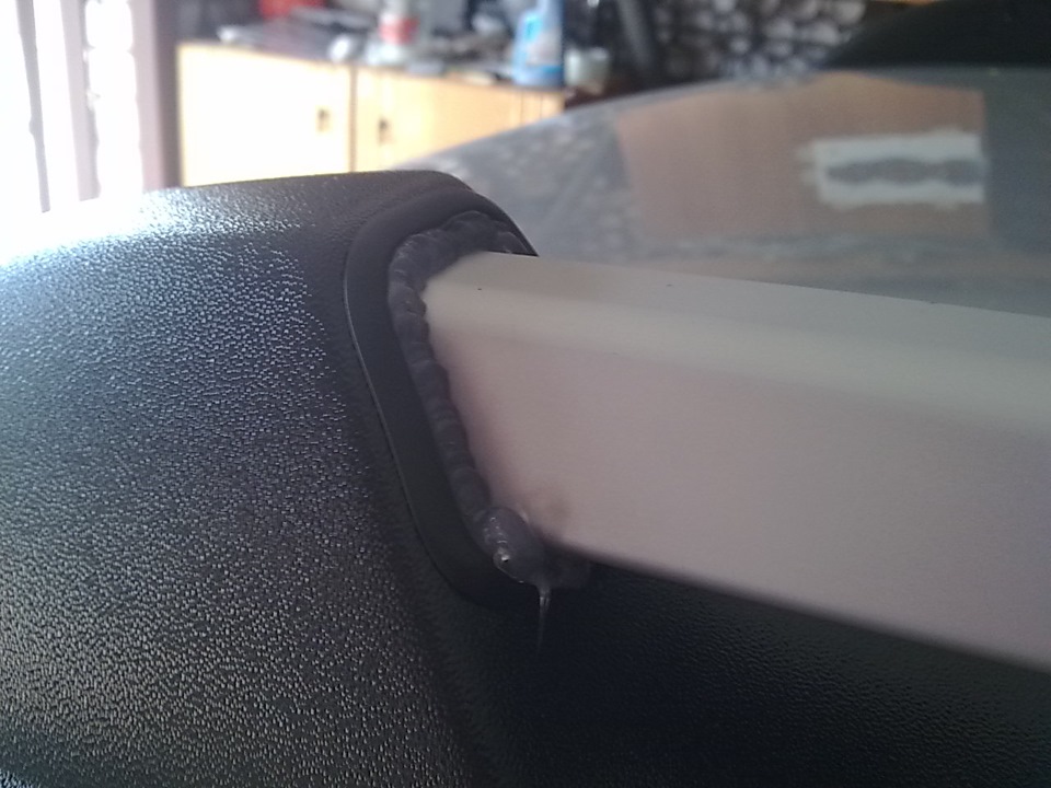 Силиконовым герметиком заделал щели, затем набрызгал мыльным раствором и разгладил, далее сушка, затем удаление излишков силикона — Lada Granta