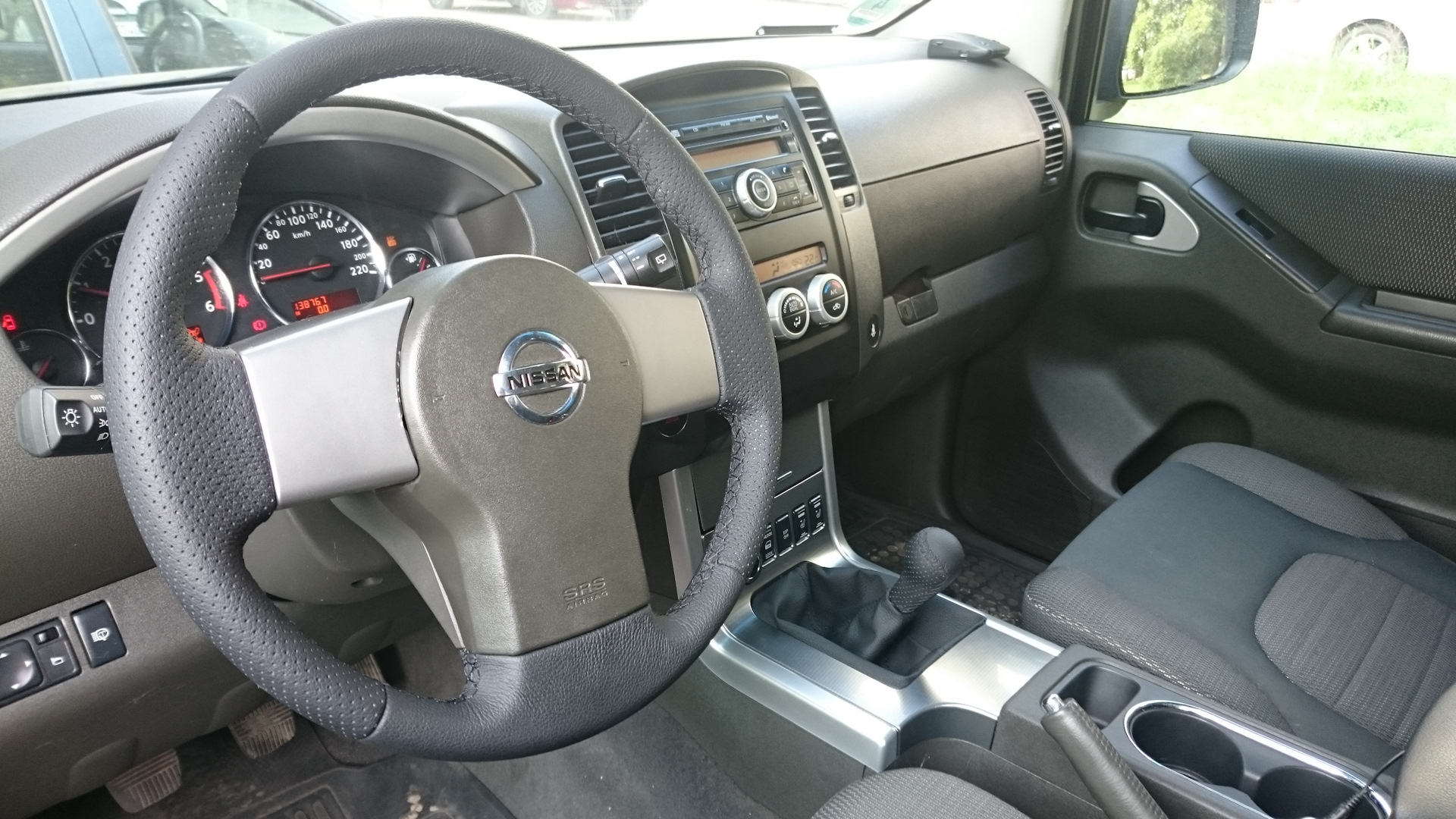 Ниссан патфайндер рулевой. Nissan Pathfinder 2010 руль. Ниссан Патфайндер 2007 руль. Руль на Патфайндер r51. Перетяжка руля Pathfinder r51.